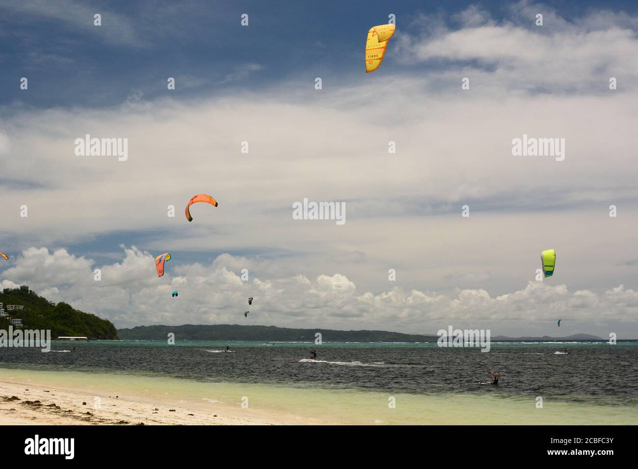 Kitesurfers sur la plage de Bulabog. Île Boracay. Visayas de l'Ouest. Philippines Banque D'Images