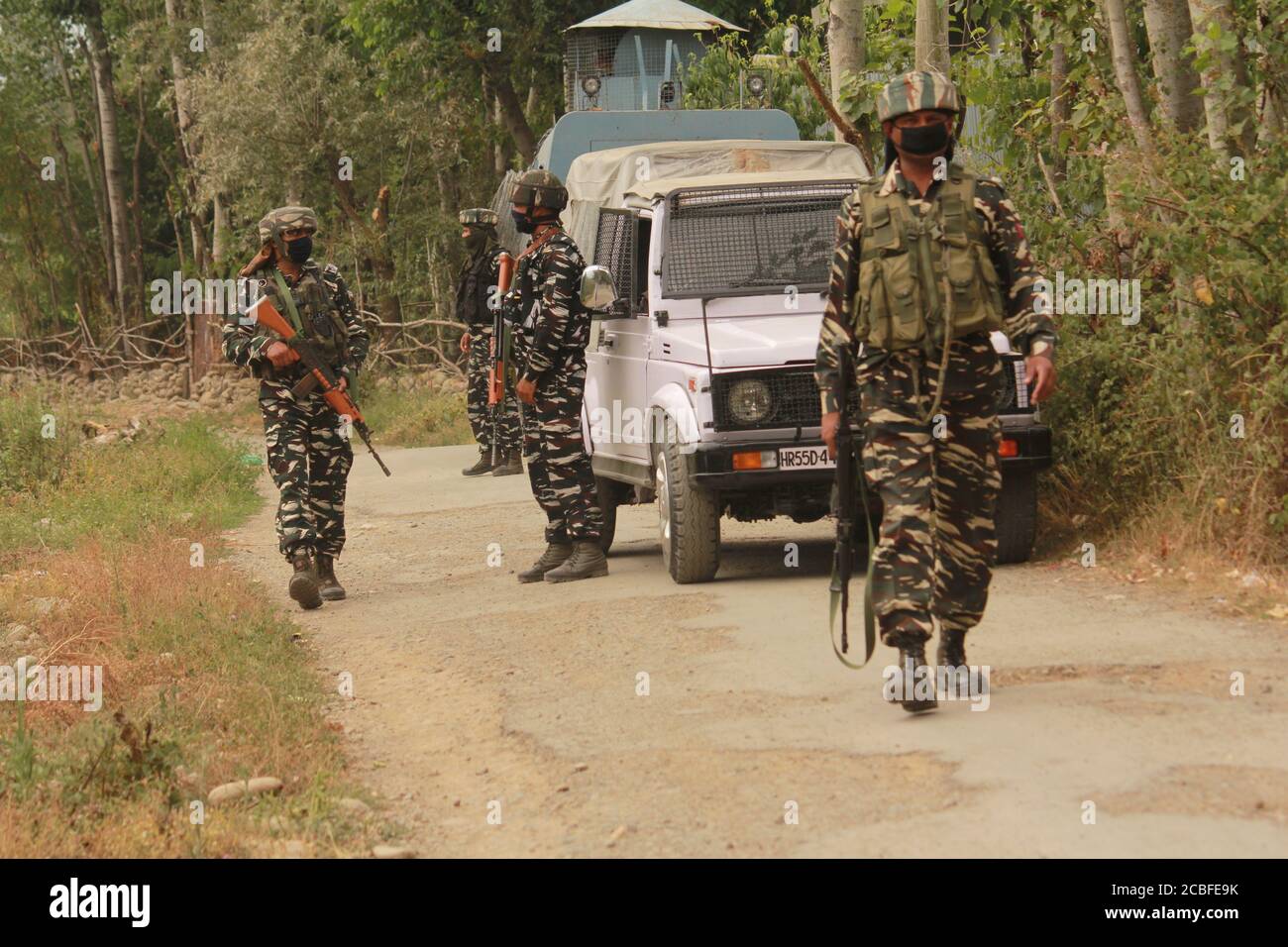 Srinagar, Inde. 13 août 2020. Les forces de sécurité indiennes ont lancé une opération anti-militants dans le village de Hieng-Rajpora, dans la ville de Kunzer, dans le district de Baramulla, au nord de Srinagar, au Cachemire contrôlé par l'Inde. L'opération anti-militants a été lancée à la suite des informations sur la présence de militants dans la région. (Photo de Sajad Hameed/Pacific Press) crédit: Pacific Press Media production Corp./Alay Live News Banque D'Images