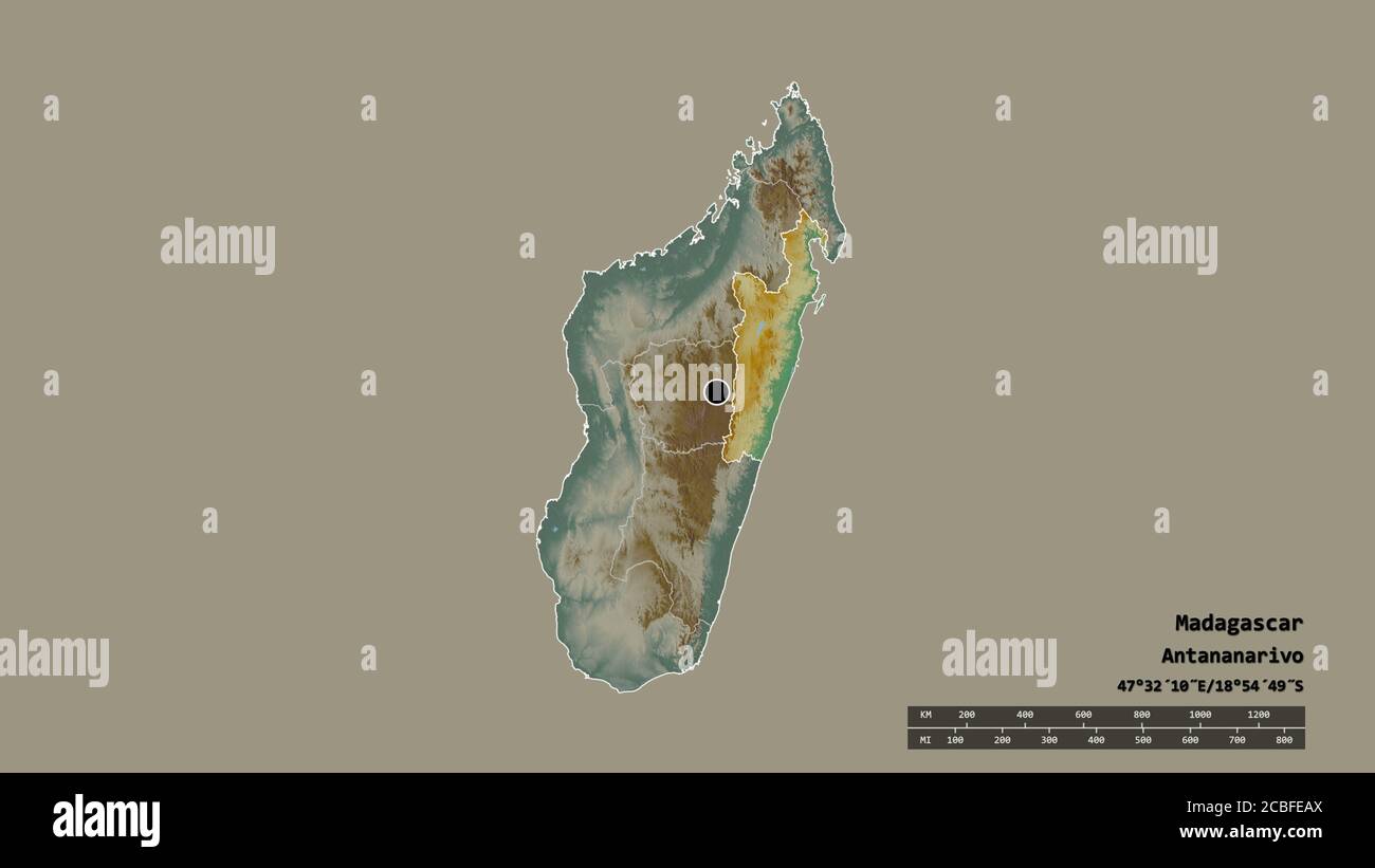 Forme désaturée de Madagascar avec sa capitale, sa principale division régionale et la région séparée de Toamasina. Étiquettes. Carte topographique de relief. Rendu 3D Banque D'Images