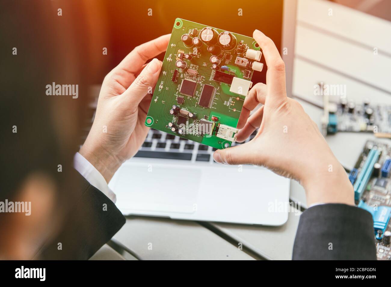 Un ingénieur inspecte la production finale de la carte logique de l'ordinateur à circuit imprimé du modem routeur. Préparer le processus de production de masse. Banque D'Images