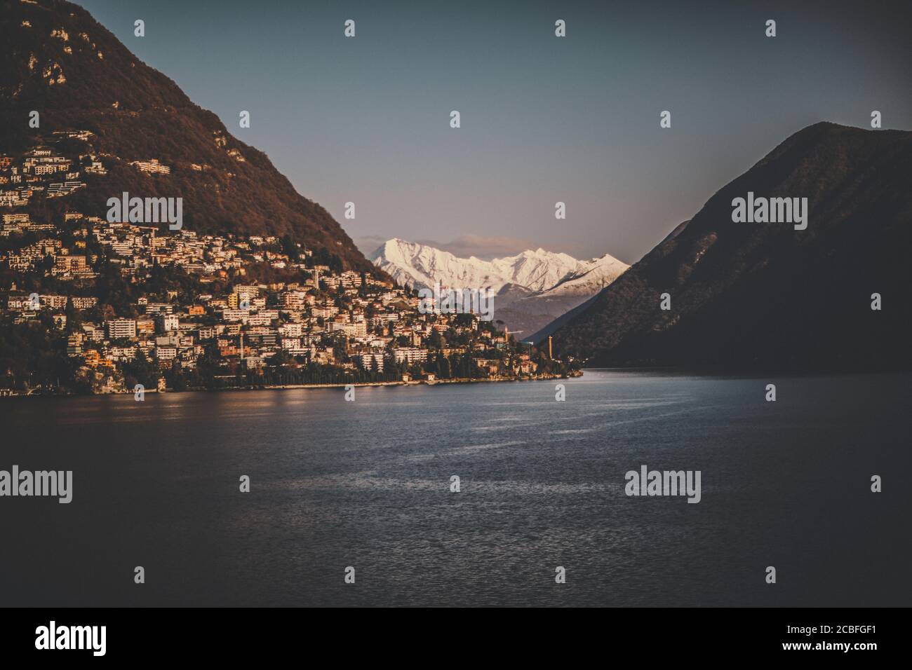 Vue sur les Alpes depuis le lac de Lugano Banque D'Images