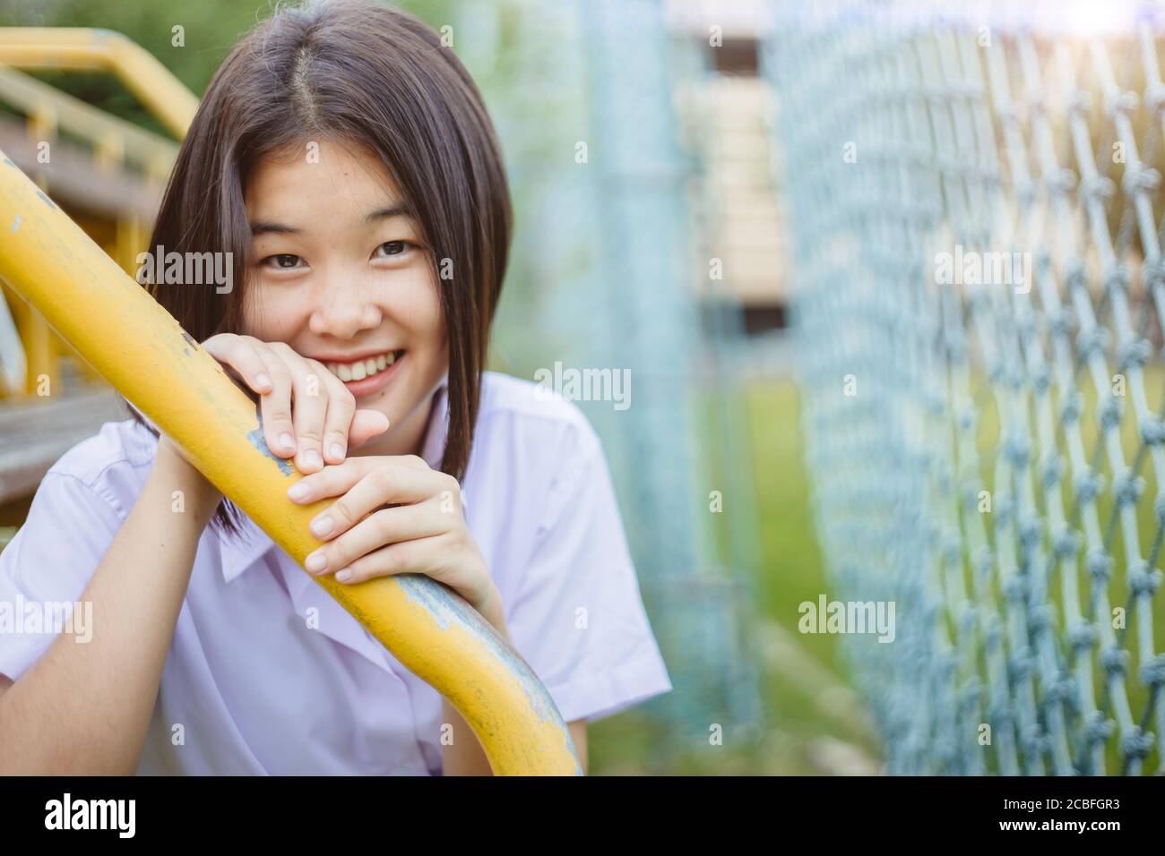 Asiatique étudiant jeune fille innocente timide souriant et regardant l'appareil photo avec espace de copie Banque D'Images