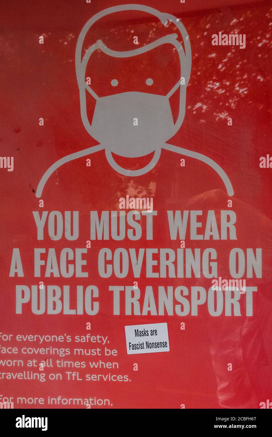 Londres, Royaume-Uni. 13 août 2020. Un panneau d'information à un arrêt de bus, du maire de |Londres et de TfL, est dédconfronté d'un autocollant disant « masques sont des absurdités fascistes », mis en place par un anti-maçon. Le nombre de passagers reste bas dans les transports en commun. Ceux qui voyagent portent surtout des masques après qu'ils sont devenus obligatoires dans les transports publics. Le « verrouillage » se poursuit pour l'épidémie du coronavirus (Covid 19) à Londres. Crédit : Guy Bell/Alay Live News Banque D'Images Londres, Royaume-Uni. 13 août 2020. Un panneau d'information à un arrêt de bus, du maire de |Londres et de TfL, est dédconfronté d'un autocollant disant « masques sont des absurdités fascistes », mis en place par un anti-maçon. Le nombre de passagers reste bas dans les transports en commun. Ceux qui voyagent portent surtout des masques après qu'ils sont devenus obligatoires dans les transports publics. Le « verrouillage » se poursuit pour l'épidémie du coronavirus (Covid 19) à Londres. Crédit : Guy Bell/Alay Live News Banque D'Images