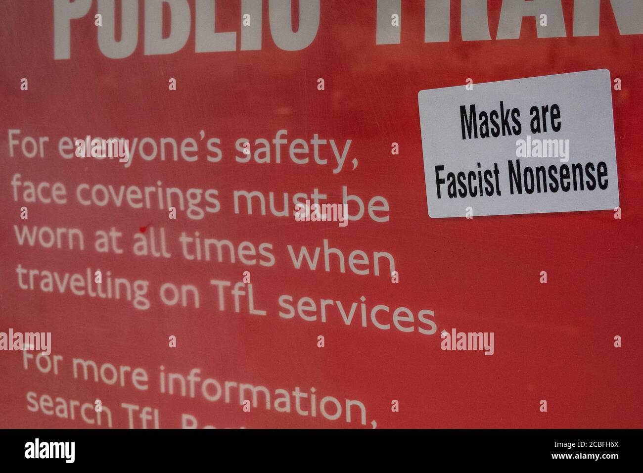 Londres, Royaume-Uni. 13 août 2020. Un panneau d'information à un arrêt de bus, du maire de |Londres et de TfL, est dédconfronté d'un autocollant disant « masques sont des absurdités fascistes », mis en place par un anti-maçon. Le nombre de passagers reste bas dans les transports en commun. Ceux qui voyagent portent surtout des masques après qu'ils sont devenus obligatoires dans les transports publics. Le « verrouillage » se poursuit pour l'épidémie du coronavirus (Covid 19) à Londres. Crédit : Guy Bell/Alay Live News Banque D'Images Londres, Royaume-Uni. 13 août 2020. Un panneau d'information à un arrêt de bus, du maire de |Londres et de TfL, est dédconfronté d'un autocollant disant « masques sont des absurdités fascistes », mis en place par un anti-maçon. Le nombre de passagers reste bas dans les transports en commun. Ceux qui voyagent portent surtout des masques après qu'ils sont devenus obligatoires dans les transports publics. Le « verrouillage » se poursuit pour l'épidémie du coronavirus (Covid 19) à Londres. Crédit : Guy Bell/Alay Live News Banque D'Images
