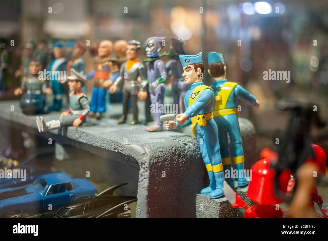 Vitrine en verre contenant des personnages d'action vintage de jouet, dont Thunderbirds are Go, Scott Tracy personnage. Banque D'Images