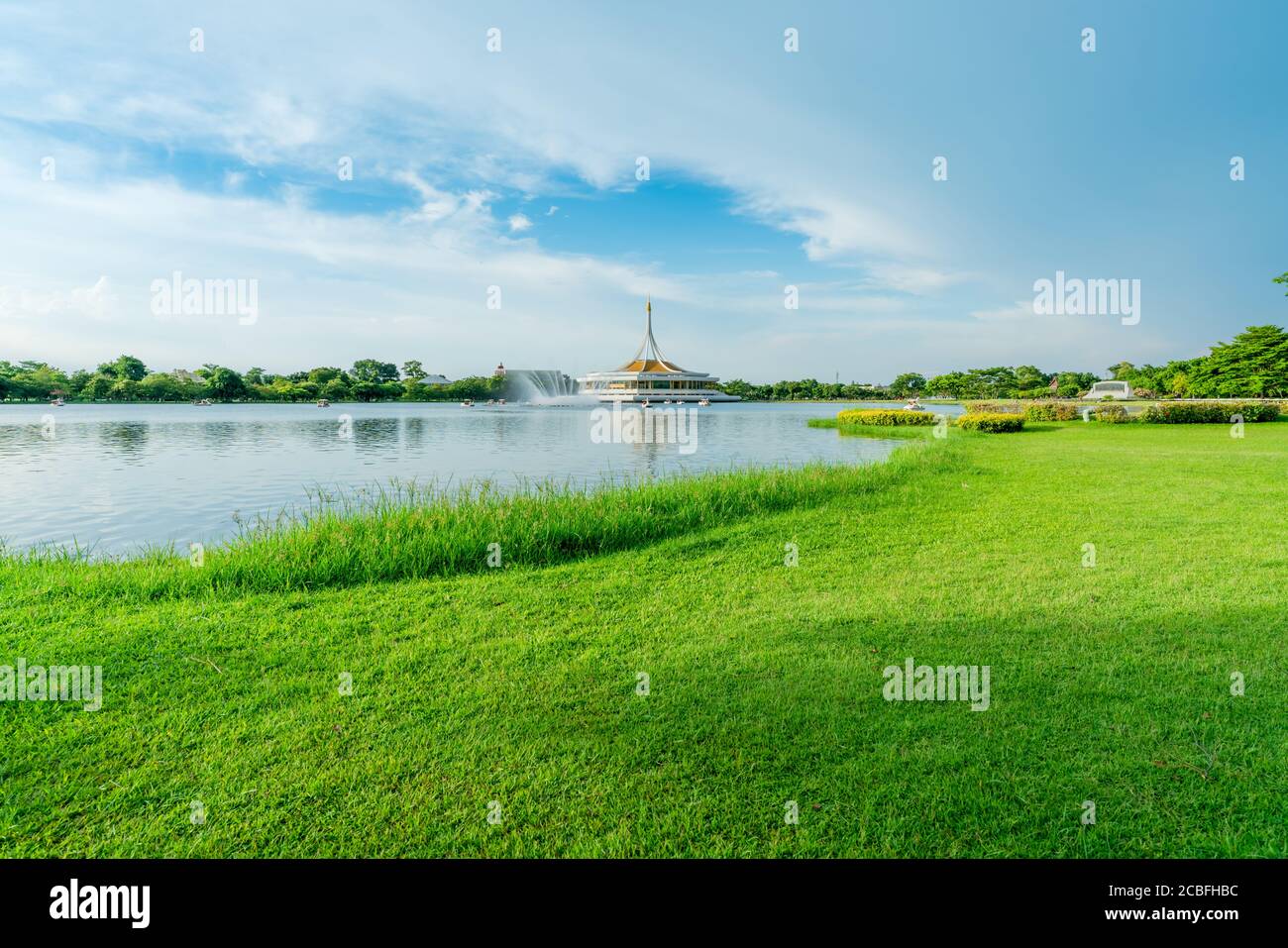 Lac et champ d'herbe verte au parc. Cycle d'eau dans le lac près du pavillon. Pelouse et jardin dans le parc en été. Arbre vert et champ d'herbe. Pique-nique Banque D'Images
