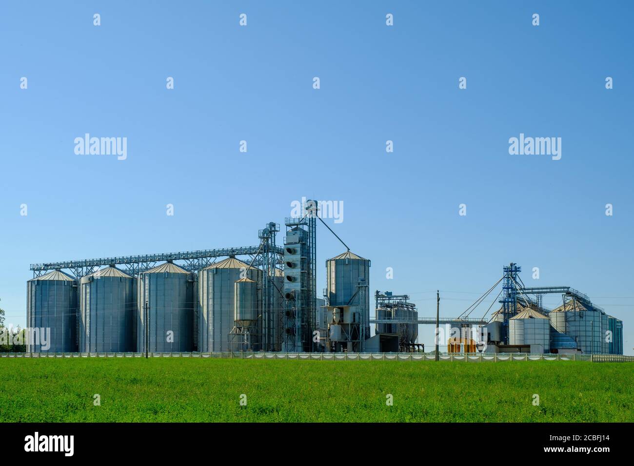 Usine agricole avec silos à grains pour le stockage et le séchage des cultures céréalières. Concept d'agro-industrie. Banque D'Images