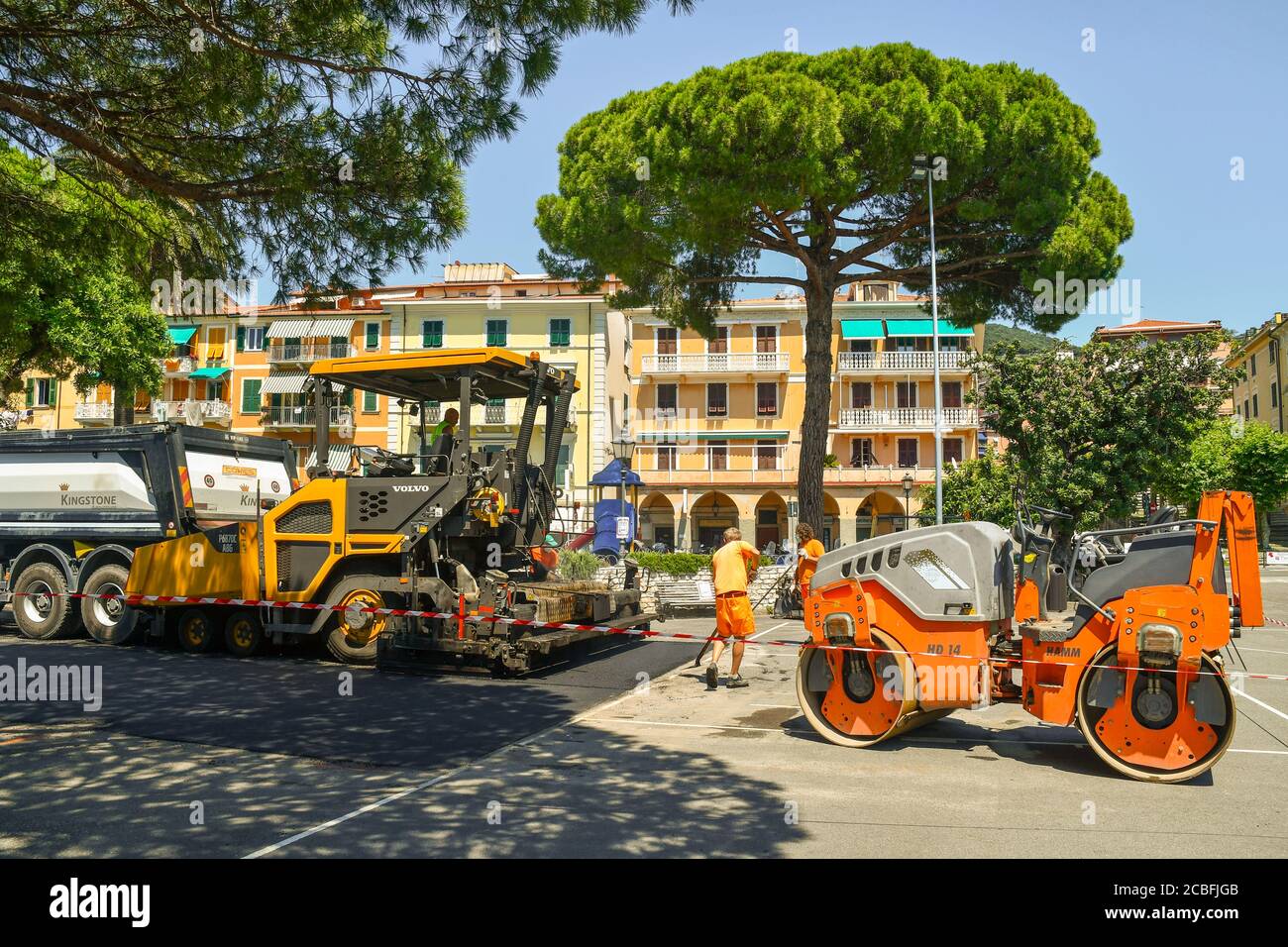 Resurfaçage de la route sur la promenade du front de mer avec des travailleurs du conseil au travail et une machine à asphalter, Lerici, la Spezia, Ligurie, Italie Banque D'Images