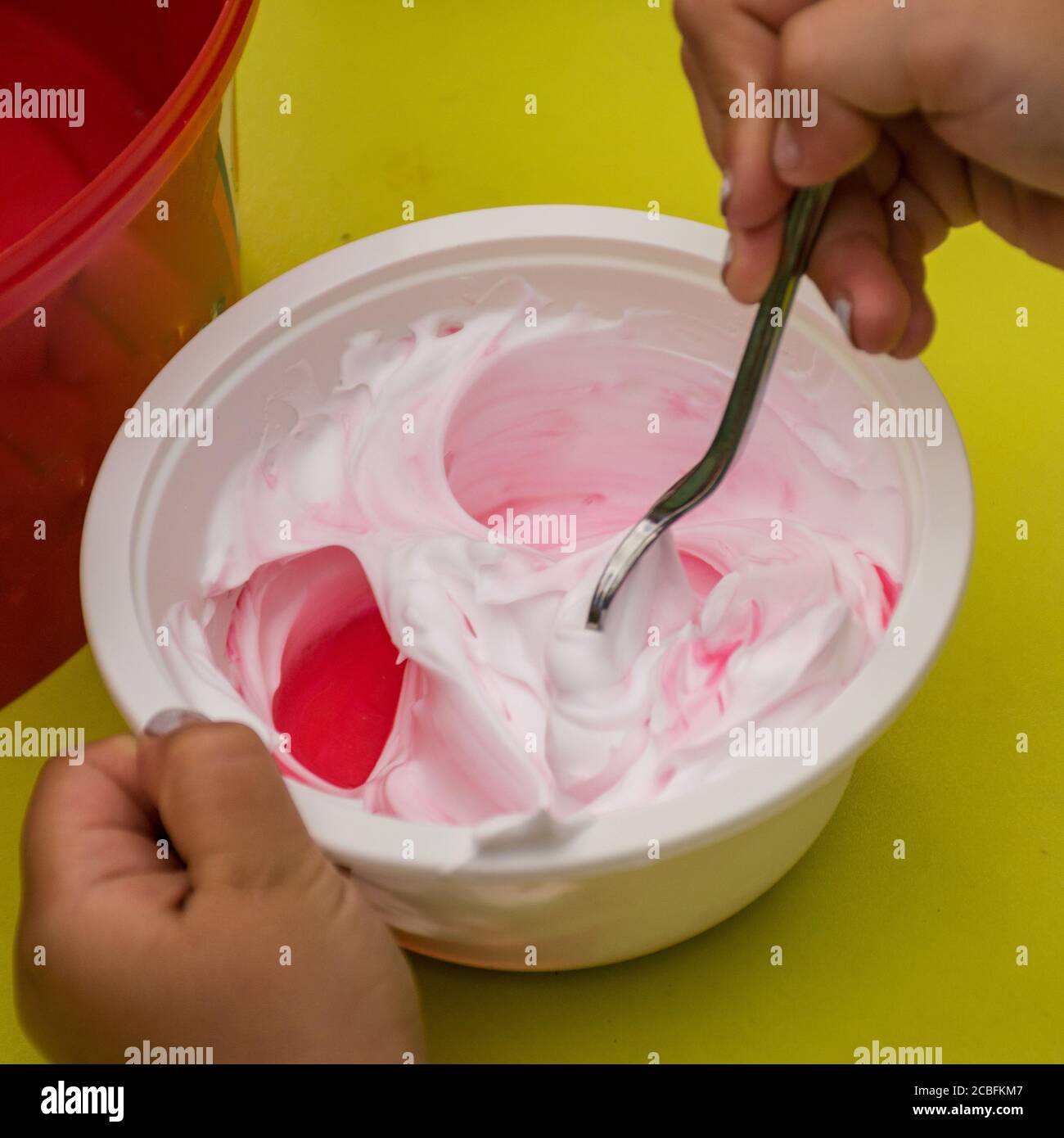 bol avec un citron vert coloré, faire un citron vert lors d'une fête d'anniversaire, jeux pour enfants - faire un citron vert, fait à la main Banque D'Images