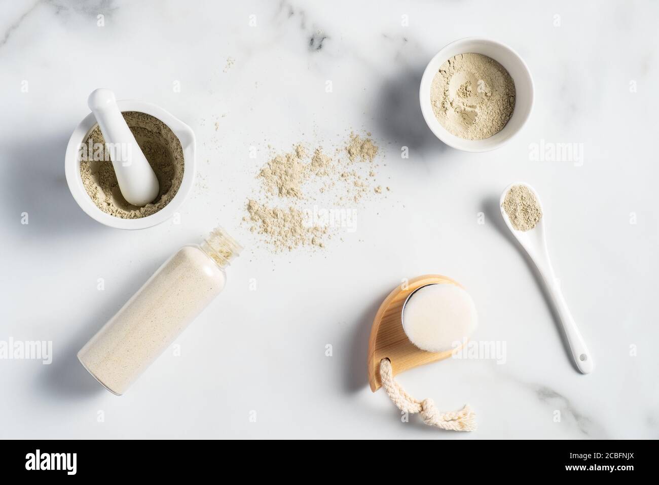 Soin du visage ayurvédique avec farine de Gram/besan, ubtan de haldi dans des bols, brosse nettoyante, gommage. Concept de soin du visage. Banque D'Images