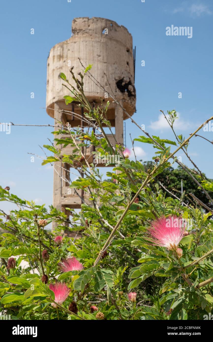 Conseil régional de Shaar Hanegev, Israël. 13 août 2020. Les vestiges de la tour d'eau Beerot Yitzhak à la frontière de Gaza, détruits par l'armée égyptienne lors de la guerre d'indépendance d'Israël en 1948. Crédit : NIR Amon/Alamy Live News Banque D'Images