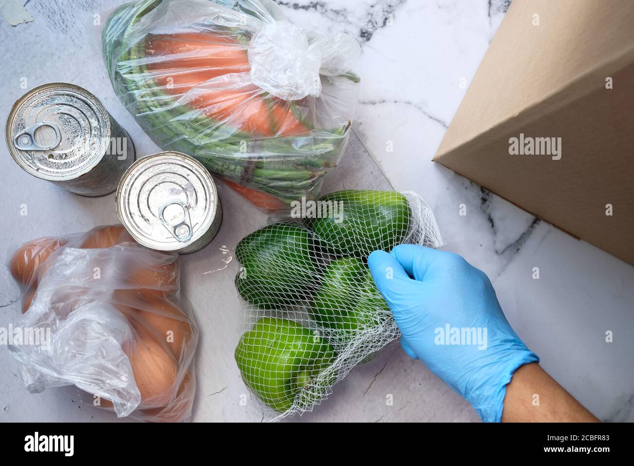 Porte de livraison des marchandises. Le préparateur de commande emballant les aliments dans des boîtes en carton. Banque D'Images