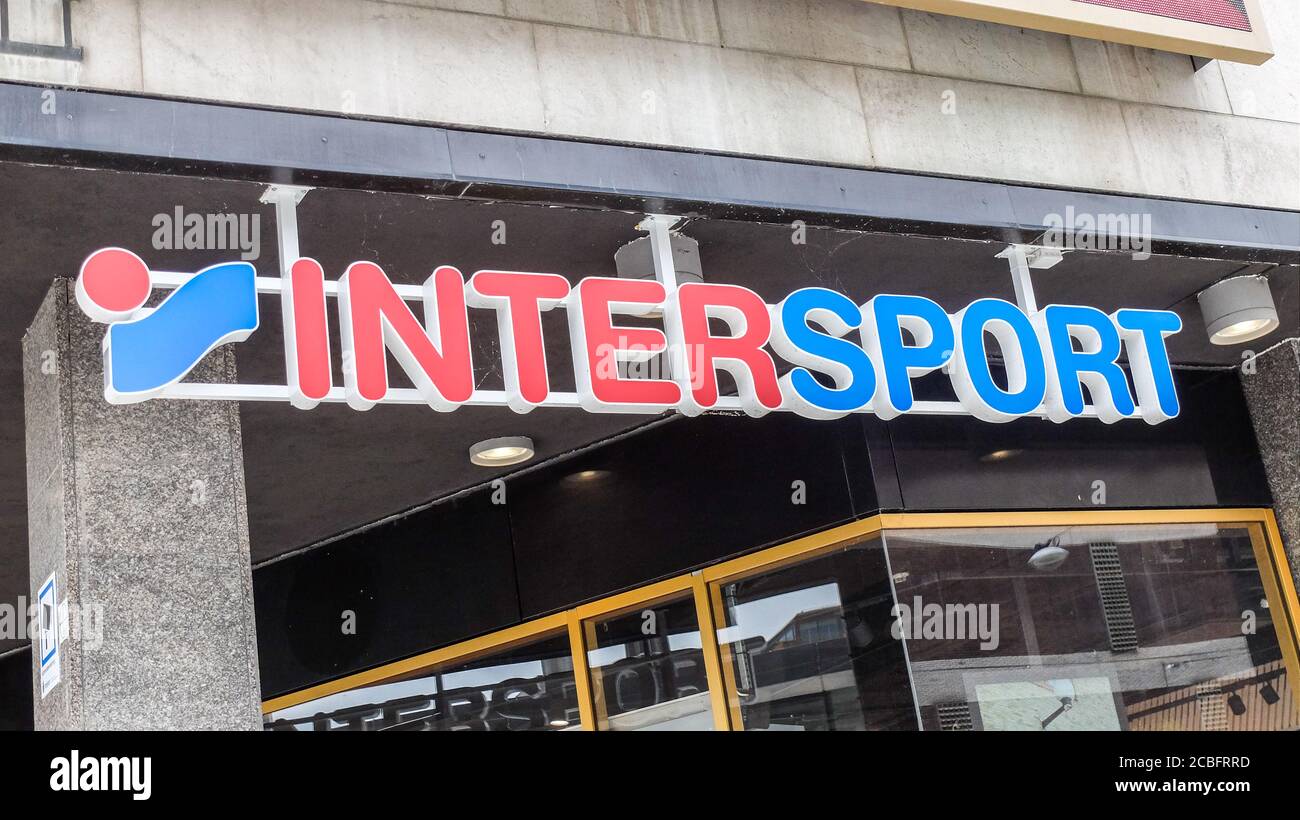 Façade de la boutique Intersport. Intersport est une organisation  internationale de magasins de vêtements de sport et d'accessoires de sport.  Rue Drottninggatan Photo Stock - Alamy