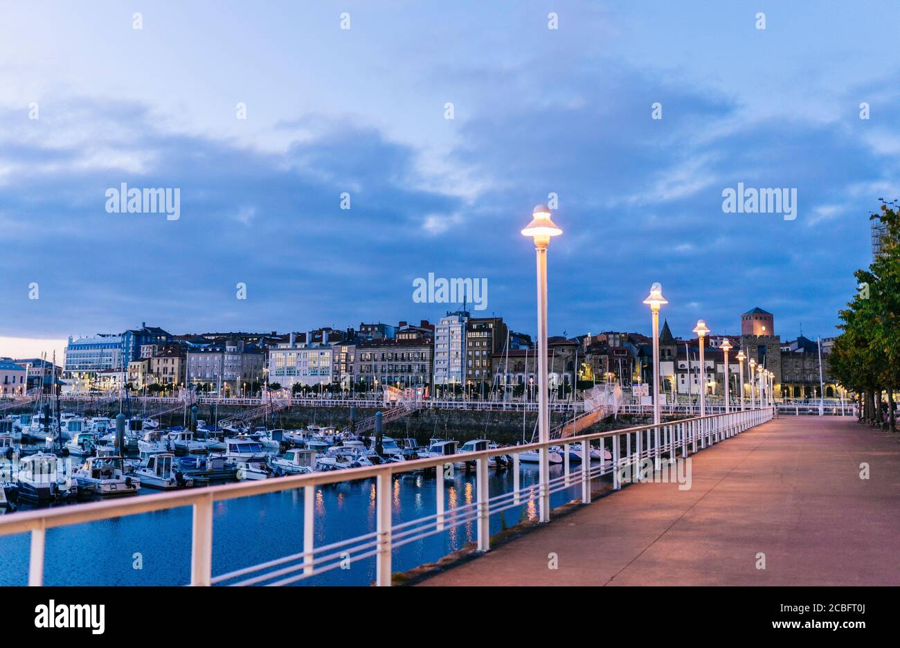 Vue sur le port de plaisance de Gijon, Asturies, Espagne. Banque D'Images