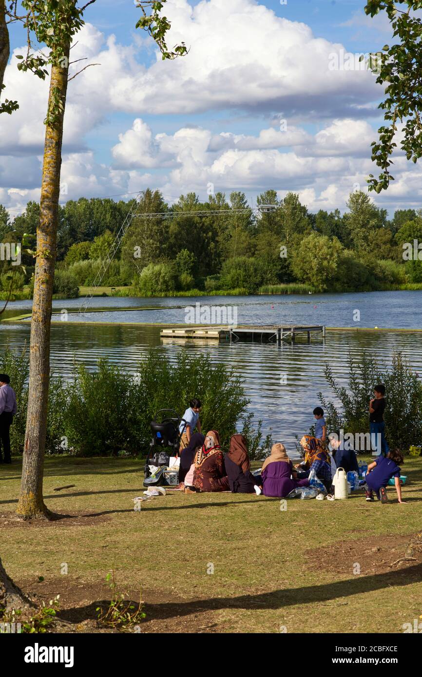 Un groupe de familles asiatiques célébrant l'Eid au lac Willen, Milton Keynes Banque D'Images