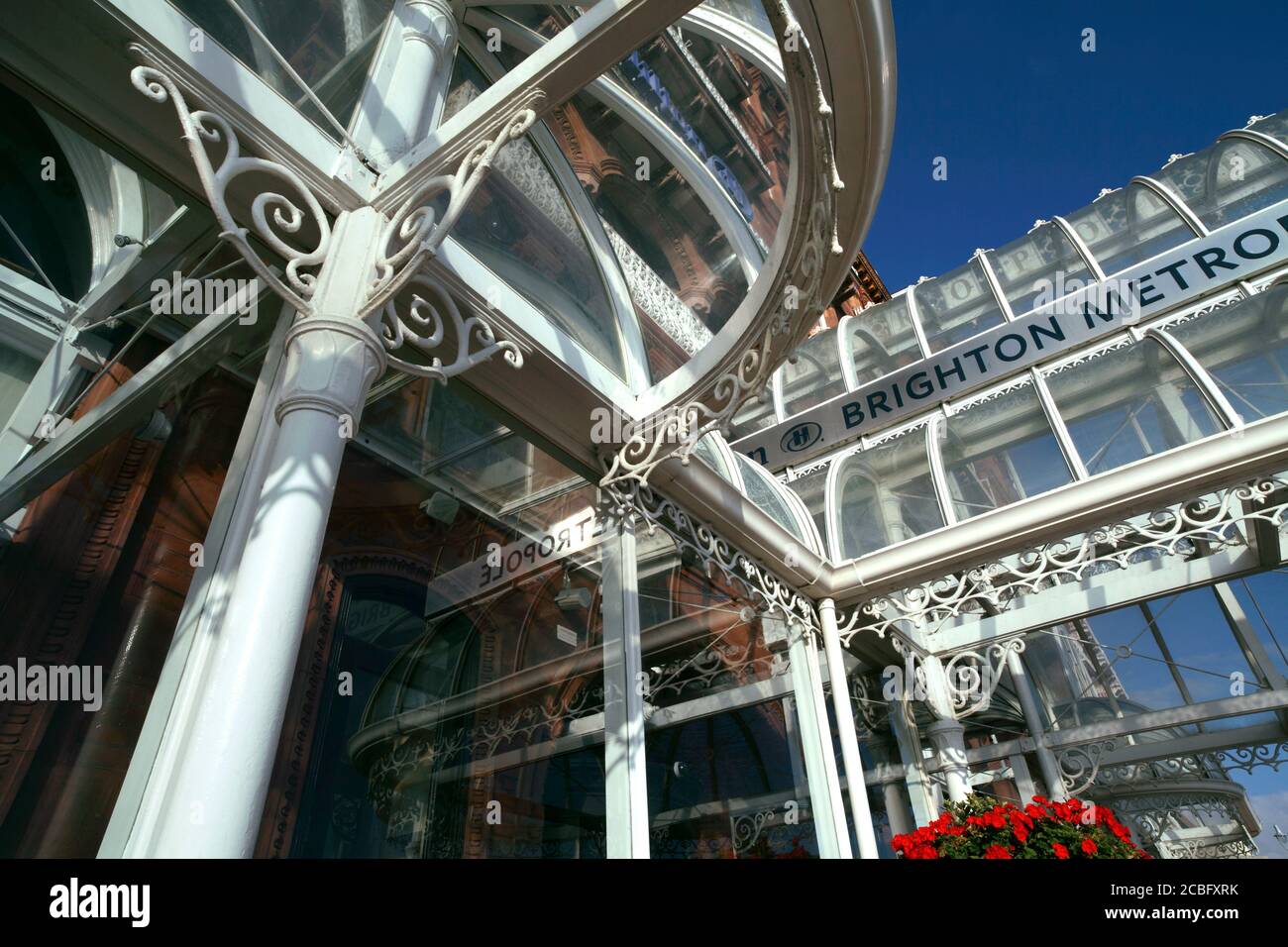 Des ferronnages richement décorés autour de l'entrée principale de l'hôtel Metropole, Kings Road, Brighton. Banque D'Images
