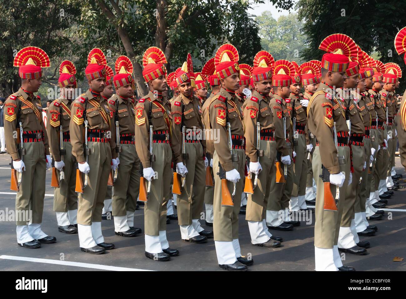 Kolkata, Bengale-Occidental, Inde - 26 janvier 2020 : les officiers de l'armée indienne portant des chapeaux kaki et rouge marchent avec des fusils, le jour de la République. Banque D'Images