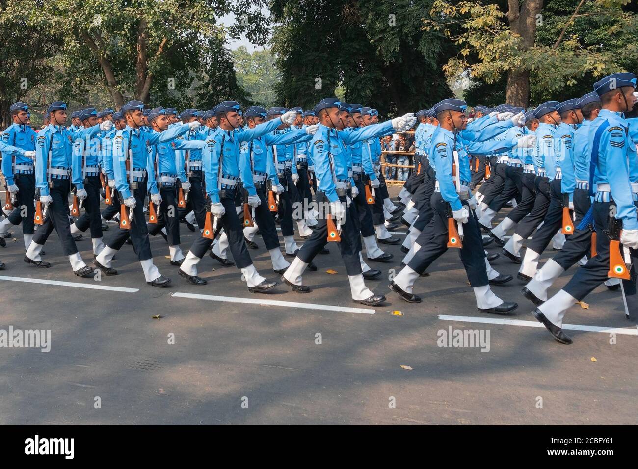 Kolkata, Bengale-Occidental, Inde - 26e Januaray2020 : les officiers des forces armées indiennes vêtu d'une robe bleue marchent avec des fusils, au défilé de la République Banque D'Images