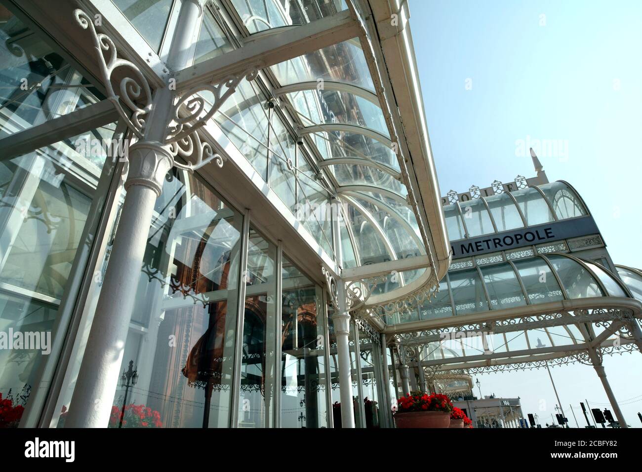 Des ferronnages richement décorés autour de l'entrée principale de l'hôtel Metropole, Kings Road, Brighton. Banque D'Images