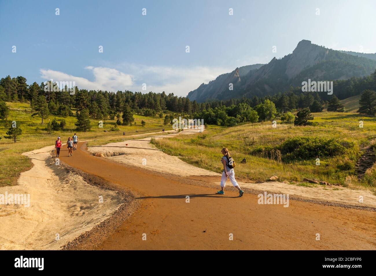 Les gens font de la randonnée sur le sentier Chautauqua dans le parc Chautauqua à Boulder, Colorado, peu après que le sentier populaire a été reclassé. Les Flatirons sont visibles dans Banque D'Images