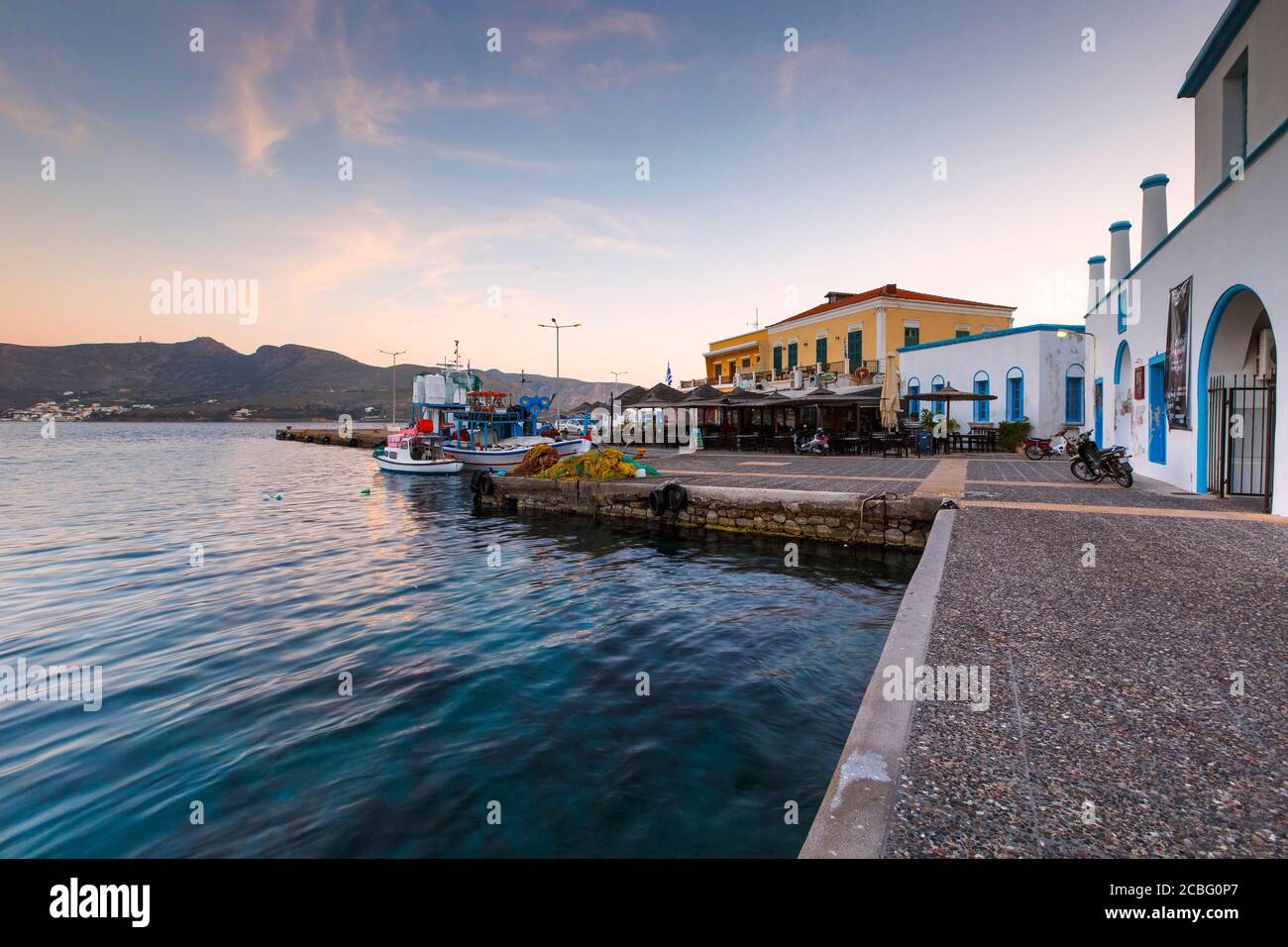 Café-restaurant dans le port d'Agia Marina village on Île de Leros Banque D'Images