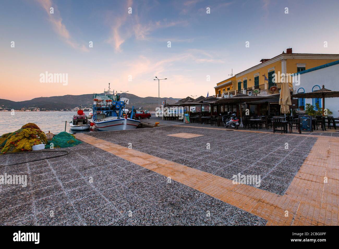 Café-restaurant dans le port d'Agia Marina village on Île de Leros Banque D'Images