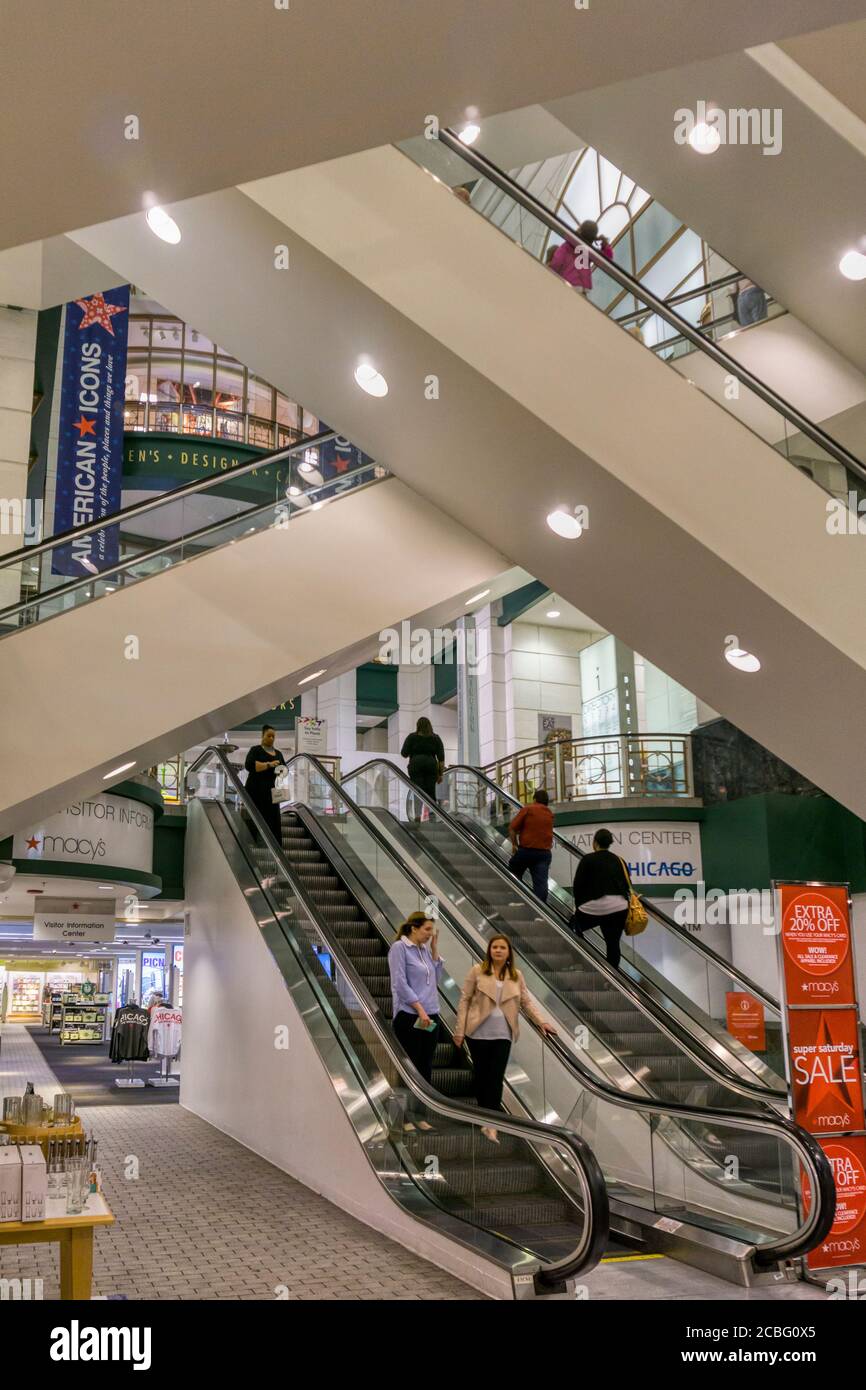 Escaliers roulants dans le grand magasin Macy, Chicago. Banque D'Images