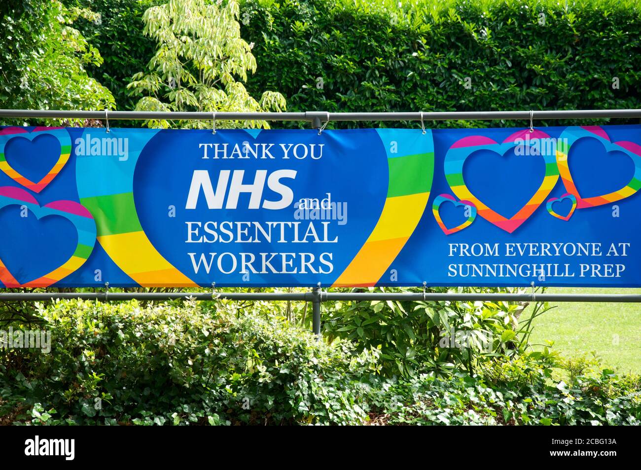 Bannière exprimant sa gratitude au NHS et aux travailleurs essentiels qui servent la communauté pendant le confinement dû à l'urgence pandémique Covid 19. Angleterre. Banque D'Images