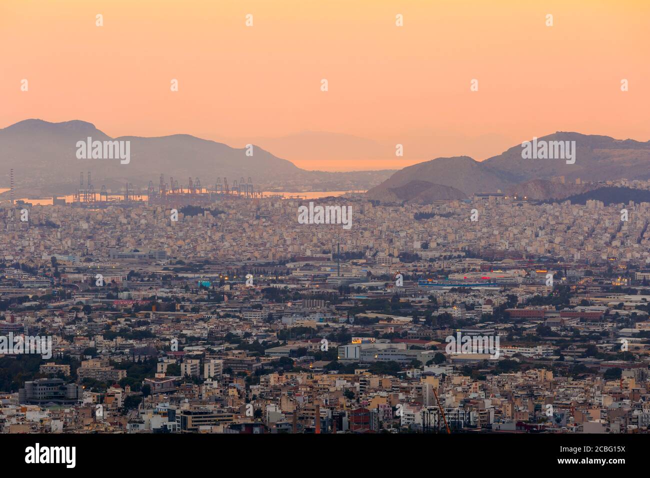 Vue d'Athènes depuis la colline du Lycabette au coucher du soleil, la Grèce. Banque D'Images