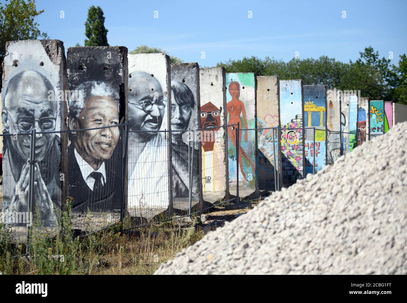 Teltow, Allemagne. 12 août 2020. Peint et pulvérisé avec des pièces de peinture du stand mural de Berlin sur un site industriel près du bassin du port sur le canal de Teltow. Au début des années 1990, une entreprise de construction de l'Armée populaire nationale a acheté les pièces murales. Des artistes et des profanes ont peint les parties en béton. Environ quarante des 170 parties qui ont autrefois constitué le mur sont maintenant restées. Credit: Soeren Stache/dpa-Zentralbild/ZB/dpa/Alay Live News Banque D'Images