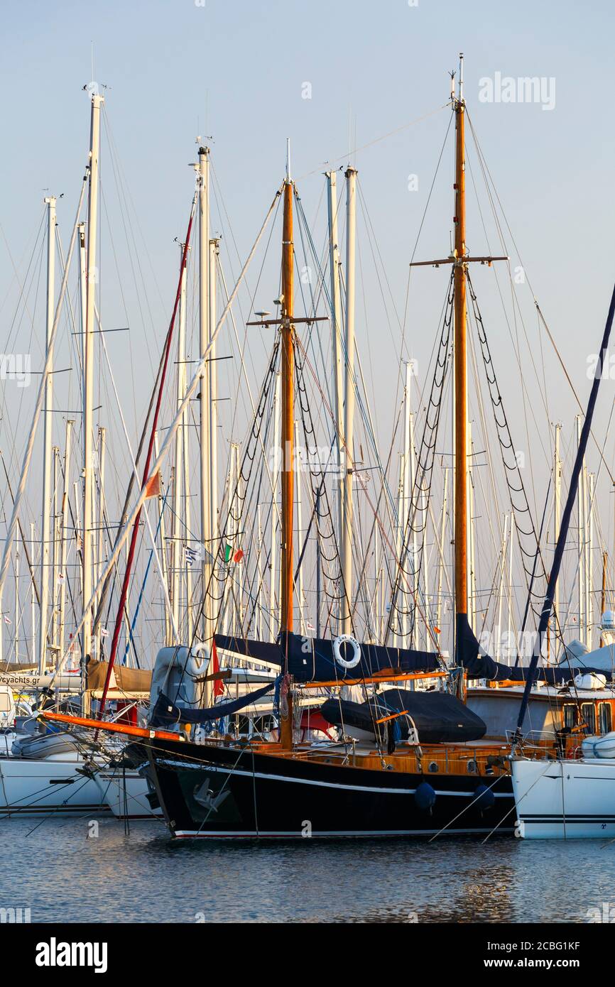 Voiliers dans la marina d'Alimos à Athènes, Grèce. Banque D'Images