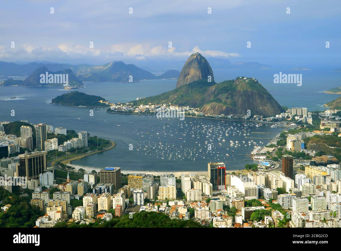 Vue aérienne stupéfiante de Rio de Janeiro avec la célèbre montagne de Sugarloaf vue depuis la colline de Corcovado à Rio de Janeiro, Brésil Banque D'Images