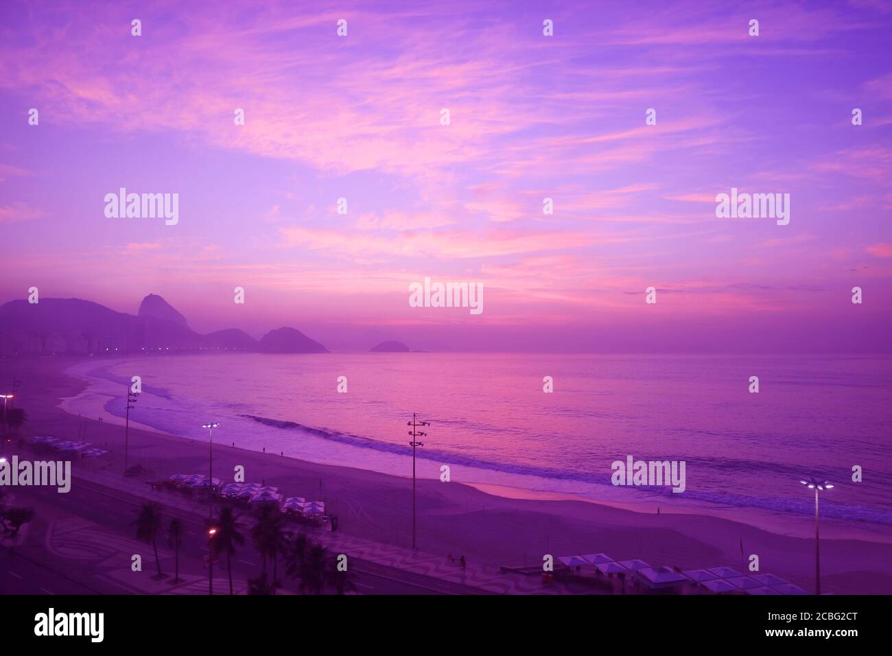 Pop art surréaliste style violet couleur Plage de Copacabana au coucher du soleil, Rio de Janeiro, Brésil Banque D'Images