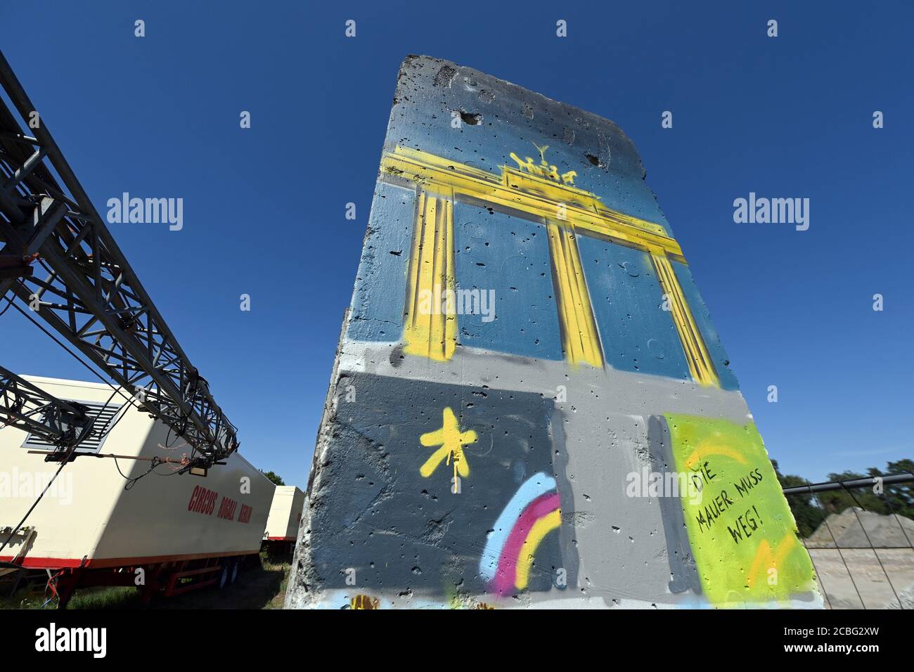 Teltow, Allemagne. 12 août 2020. Peint et pulvérisé avec des pièces de peinture du stand mural de Berlin sur un site industriel près du bassin du port sur le canal de Teltow. Au début des années 1990, une entreprise de construction de l'Armée populaire nationale a acheté les pièces murales. Des artistes et des profanes ont peint les parties en béton. Environ quarante des 170 parties qui ont autrefois constitué le mur sont maintenant restées. Credit: Soeren Stache/dpa-Zentralbild/ZB/dpa/Alay Live News Banque D'Images