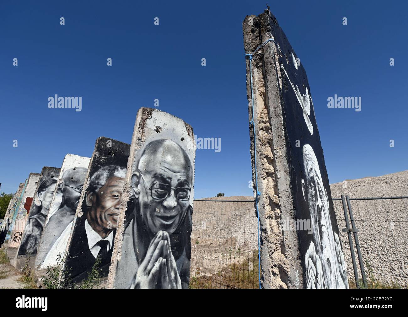 Teltow, Allemagne. 12 août 2020. Peint et pulvérisé avec des pièces de peinture du stand mural de Berlin sur un site industriel près du bassin du port sur le canal de Teltow. Au début des années 1990, une entreprise de construction de l'Armée populaire nationale a acheté les pièces murales. Des artistes et des profanes ont peint les parties en béton. Environ quarante des 170 parties qui ont autrefois constitué le mur sont maintenant restées. Credit: Soeren Stache/dpa-Zentralbild/ZB/dpa/Alay Live News Banque D'Images