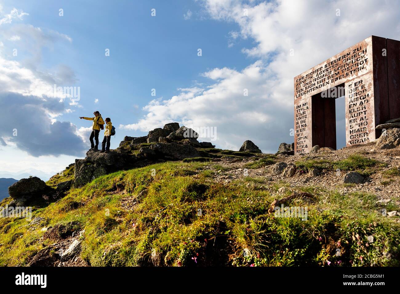 Mère et fils à la porte de Garnet sur le sentier de l'Amour, pointant vers quelque chose dans la distanc, Granattor, Lammersdorf montagne, Nock montagnes, Carinthie, Autriche Banque D'Images