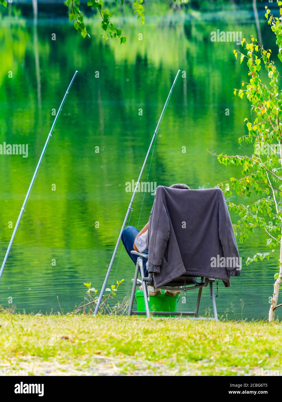 Pêcheur en attente Green forêt joli beau préservé nature environnement naturel Saison de printemps lac Lepenica près de Fuzine en Croatie Europe Banque D'Images