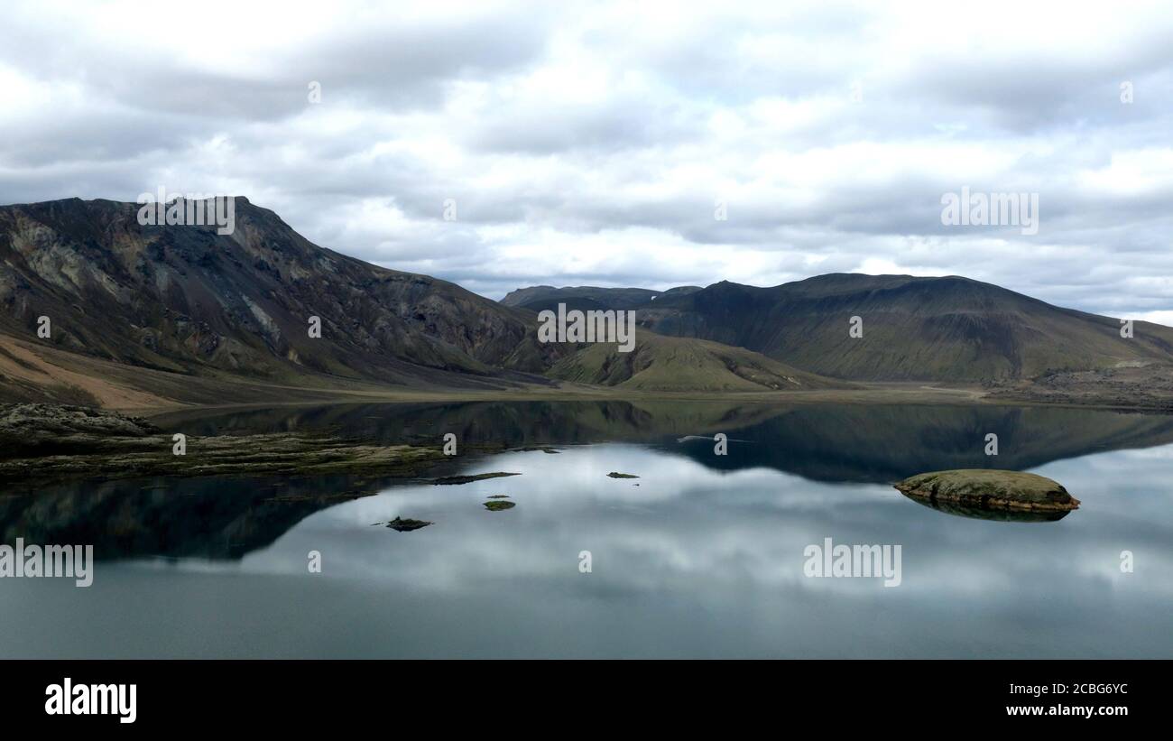 Belle scène à Lamannalaugar reflétée dans un lac tranquille Banque D'Images