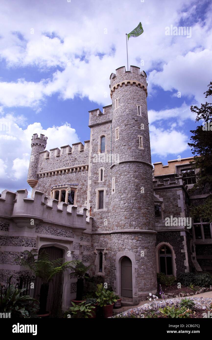 Château Whitstable alias Tankerton Tours tourelle en pierre avec crénellations et ciel bleu avec nuages Banque D'Images