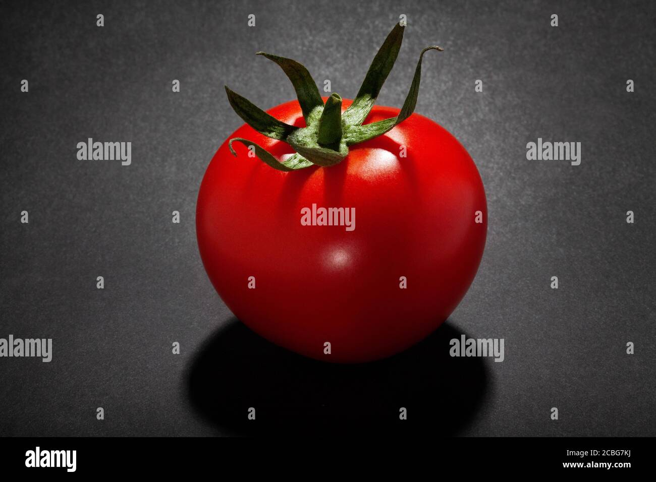 tomate isolée sur fond noir Banque D'Images