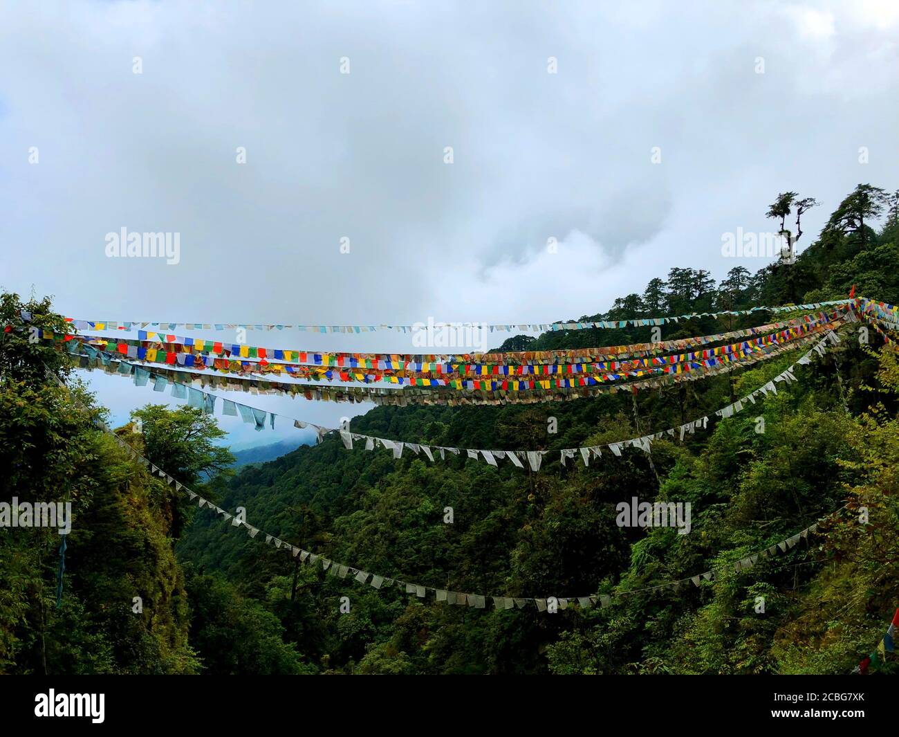 Des drapeaux de prière se sont accrochés sur une gorge au Bhoutan Banque D'Images