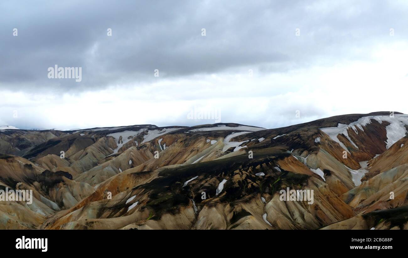 Les montagnes peintes de Landmannalaugar sous Stormclouds Banque D'Images