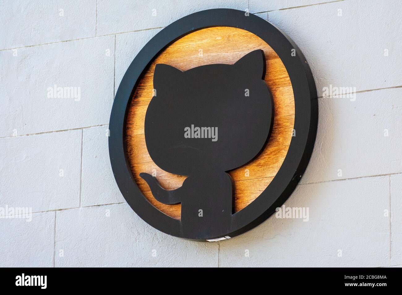 Logo GitHub, Octocat, au siège social de San Francisco. GitHub, une filiale de Microsoft, fournit l'hébergement pour le contrôle de version de développement logiciel usi Banque D'Images