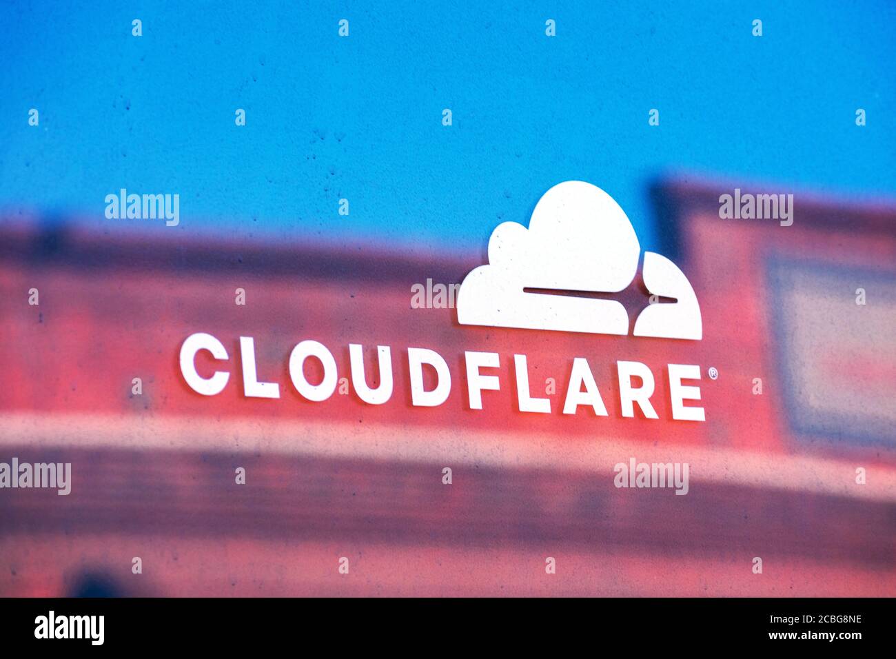 Panneau et logo CloudFlare sur la porte d'entrée du siège social de démarrage. CloudFlare, Inc. Est une infrastructure Web américaine et un composant de démarrage de sécurité de site Web Banque D'Images