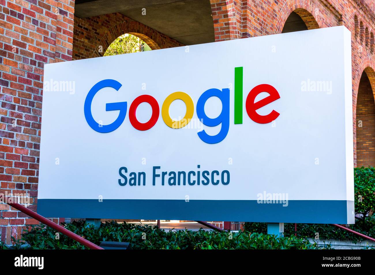 Le signe et le logo Google sont affichés près du campus du centre-ville de Google San Francisco à proximité du front de mer d'Embarcadero - San Francisco, Californie, États-Unis - 202 Banque D'Images