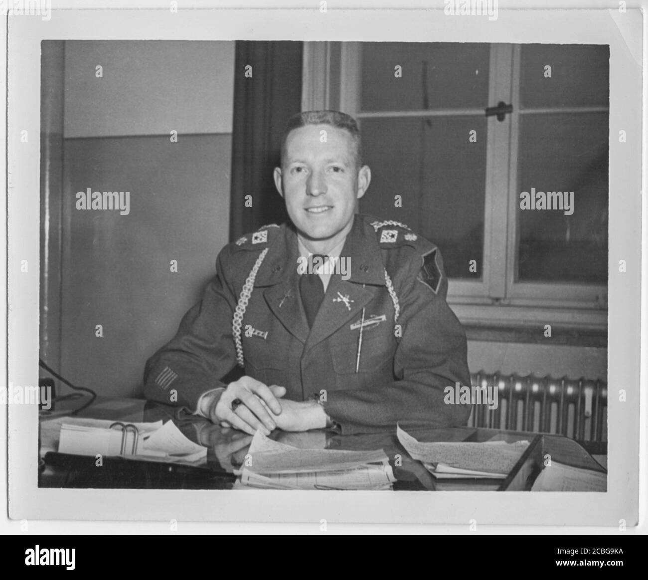 Le major de l'armée américaine des années 1950 est assis à son bureau au quartier général du régiment, à Schweinfurt, en Allemagne Banque D'Images