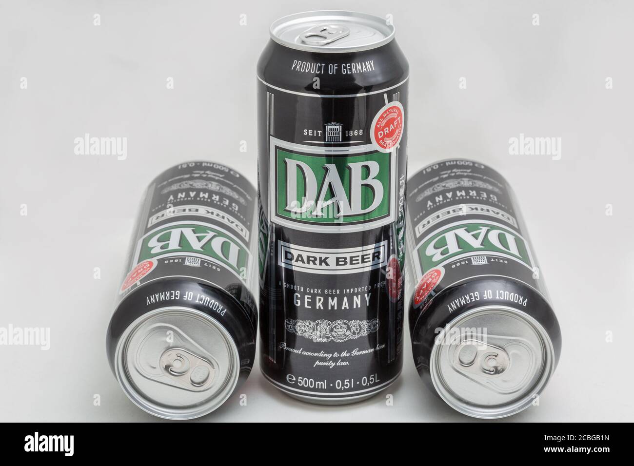 KIEV, UKRAINE - 31 DÉCEMBRE 2019 : DAB boîtes de bière allemande foncé gros plan sur fond blanc. Dortmunder Actien Brauerei est une brasserie allemande située dans le c Banque D'Images