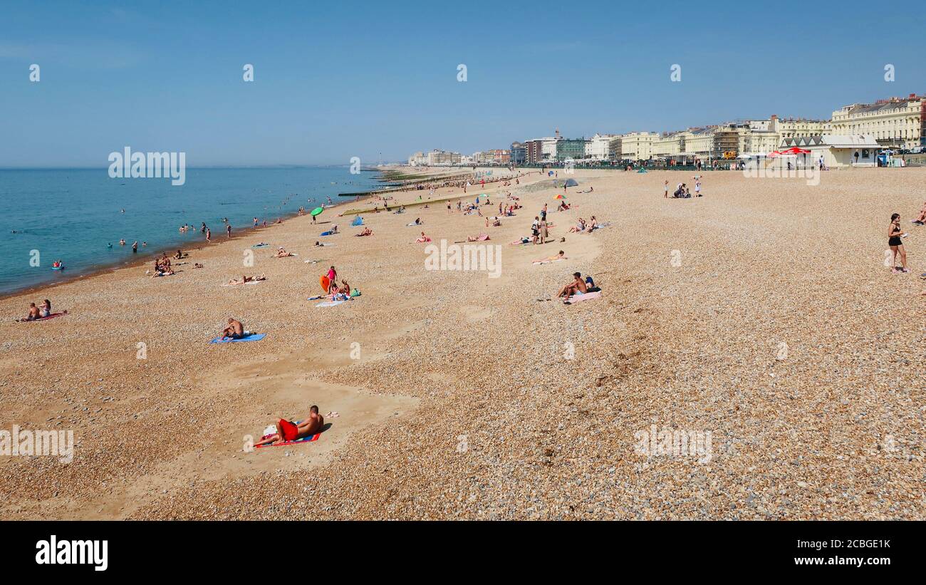 Brighton, Royaume-Uni - 11 août 2020 : personnes profitant de la canicule estivale sur la plage entre Brighton et Hove. Banque D'Images