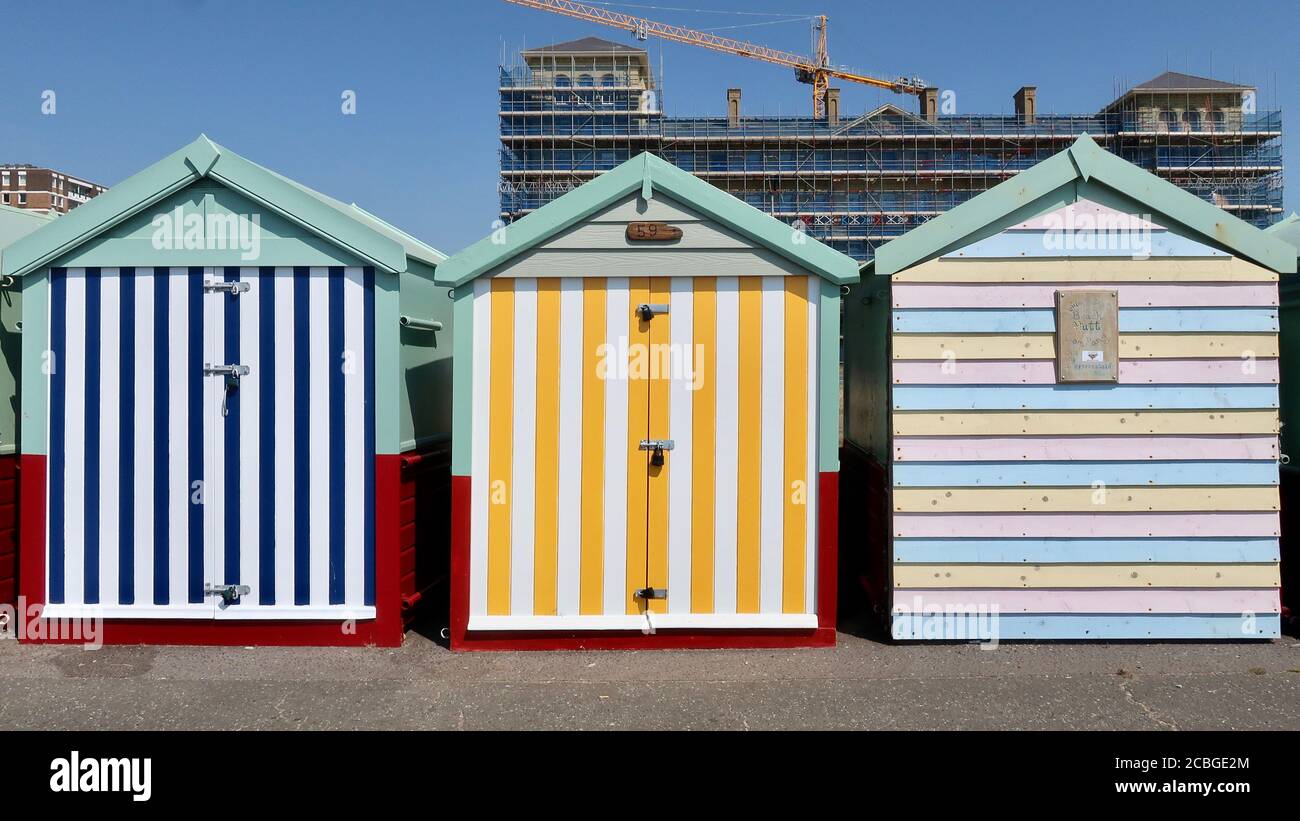Brighton, Royaume-Uni - 11 août 2020 : des cabanes de plage peintes par Stripey sur le promontoire de Hove. Banque D'Images