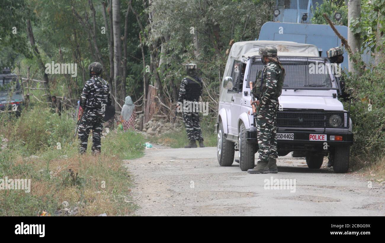 Srinagar, Inde. 13 août 2020. Les forces de sécurité indiennes ont lancé une opération anti-militants dans le village de Hieng-Rajpora, dans la ville de Kunzer, dans le district de Baramulla, au nord de Srinagar, au Cachemire contrôlé par l'Inde, le 13 août 2020. L'opération anti-militants a été lancée à la suite des contributions concernant la présence de militants dans la région. (Photo de Sajad Hameed/Pacific Press/Sipa USA) Credit: SIPA USA/Alay Live News Banque D'Images